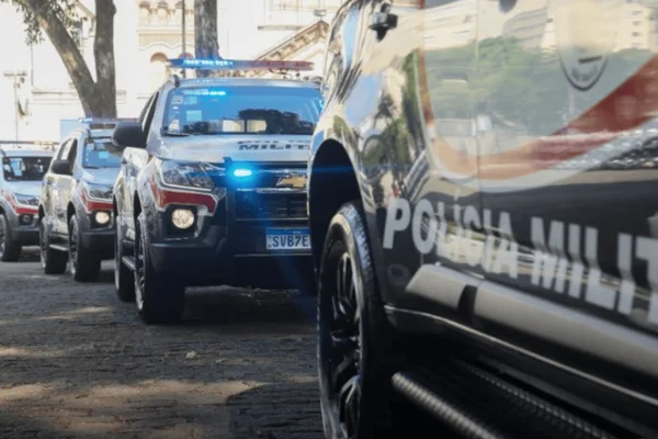 Imagem colorida de diversas viaturas da Polícia Militar (PM) alinhadas - Metrópoles