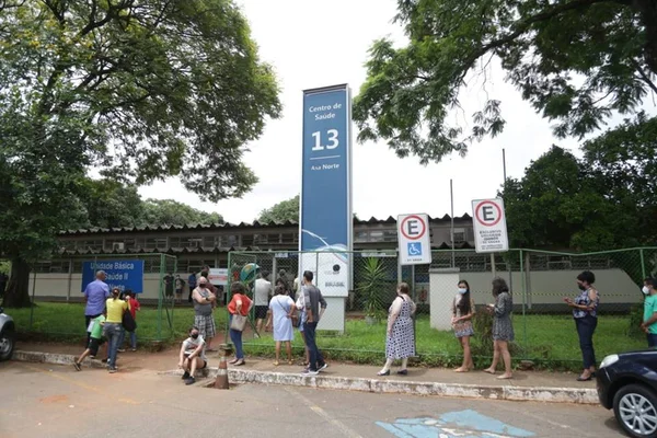 Brasilienses enfrentam filas para imunização com dose de reforço