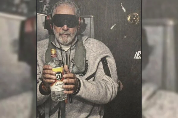 Imagem colorida mostra montagem com rosto de Lula - Metrópoles