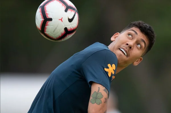Jornal cita Firmino como opção para vaga de Suárez no Barcelona