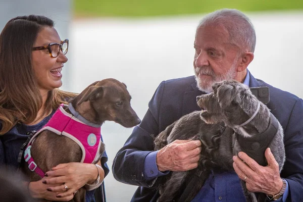 Lula e Janja e cachorros