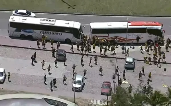 Imagens coloridas de confronto entre PM e torcedores do Peñarol no Rio de Janeiro- Metrópoles