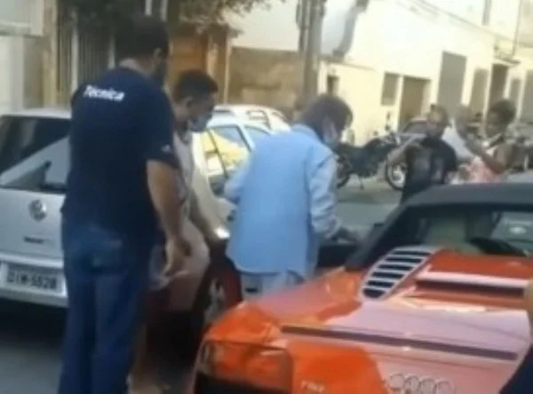 “Calhambeque” do Rei Roberto Carlos enguiça na Urca, zona sul do Rio