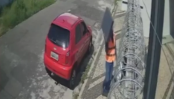 Entregador arremessando pacote no Piauí - Metrópoles
