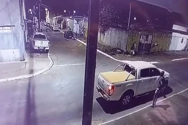 gravação de camionete parada na rua