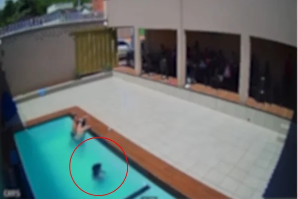 Imagem colorida, criança se afongando em piscina - Metrópoles