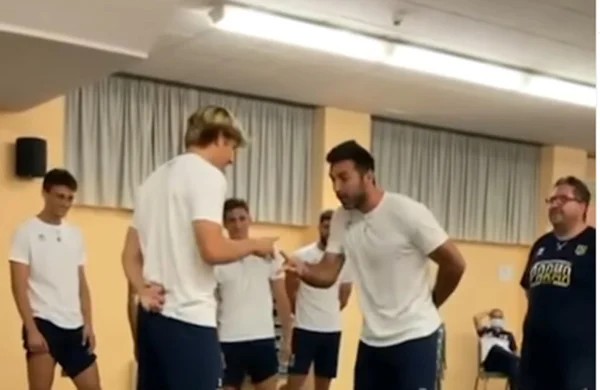 Buffon joga "pedra, papel, tesoura"
