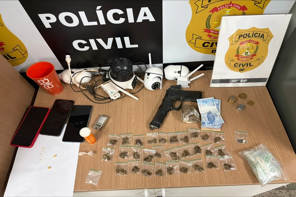 Câmeras de segurança e drogas apreendidas Câmeras de segurança e drogas apreendidas
