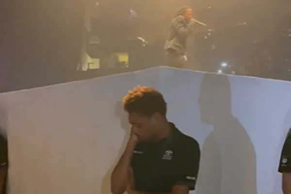 Imagem colorida de um show de Kendrick Lamar