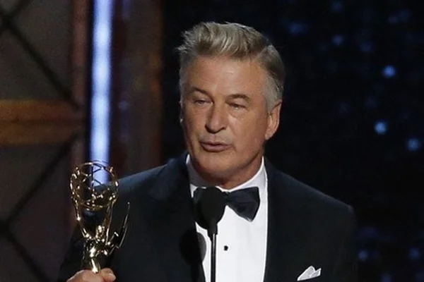 Alec Baldwin dispara arma, mata fotógrafa e fere diretor em gravação