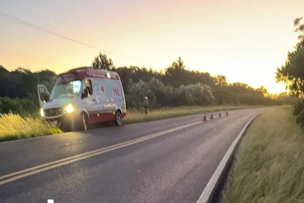 Imagem colorida de acidente que mulher morreu atropelada por ônibus - Metrópoles