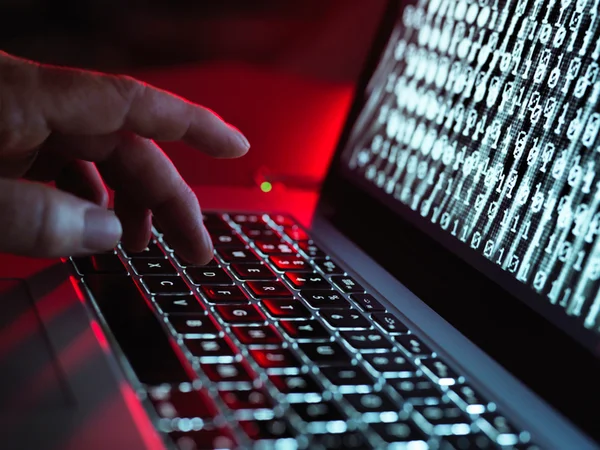 Imagem colorida ilustrativa de ataque hackers - Metrópoles