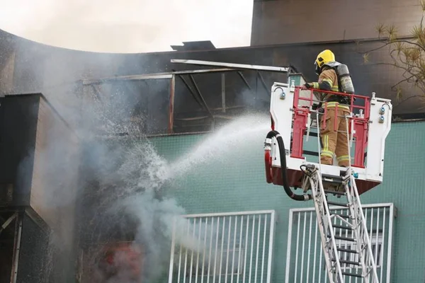 Incêndio em apartamento na 110 da Asa Norte assusta moradores. Vídeos