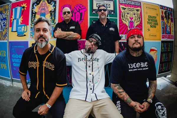 Foto colorida da banda Detonautas - Metrópoles