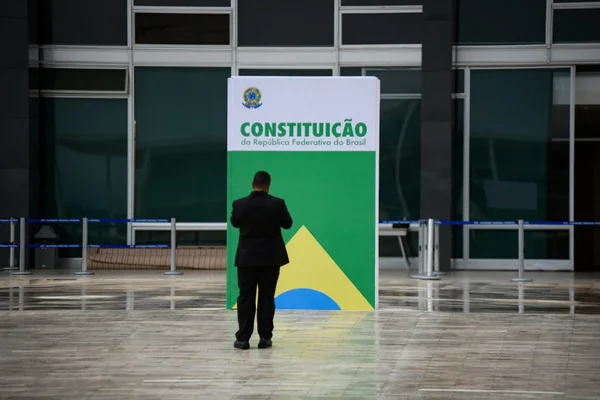 Réplica gigante da Constituição é colocada em frente ao Supremo Tribunal Federal