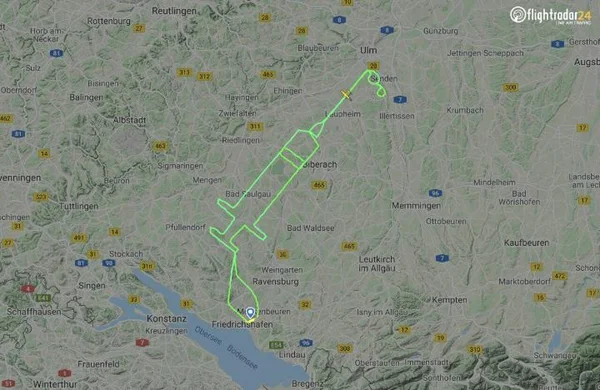 Piloto “desenha” seringa no céu para comemorar vacinação contra Covid-19