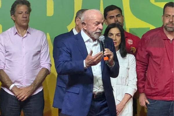 Lula vê “teto” de Flávio com voto útil e mira Norte e Nordeste no 2º turno - destaque galeria Lula vê “teto” de Flávio com voto útil e mira Norte e Nordeste no 2º turno - destaque galeria