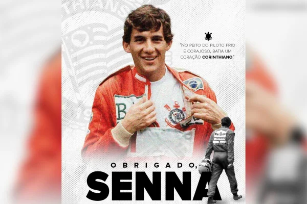 Imagem colorida de Ayrton Senna com a camisa do Corinthians seguida de homenagem do clube - Metrópoles