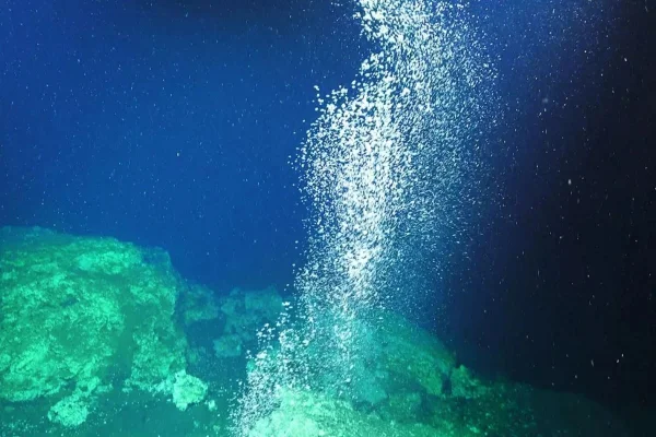 Emanação natural de metano frio no oceano