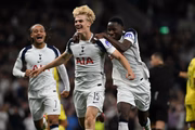 Jogadores do Tottenham comemorando gol na Champions League