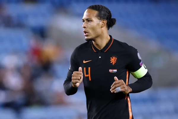 Van Dijk empurra torcedor que se aproximava para tirar foto. Vídeo