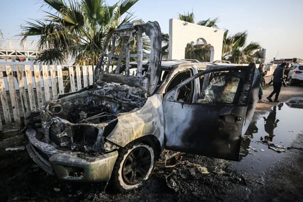 Imagem colorida dos destroços do carro da WCK - Metrópoles