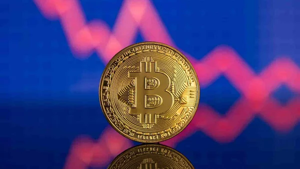 Bitcoin inicia semana com forte queda
