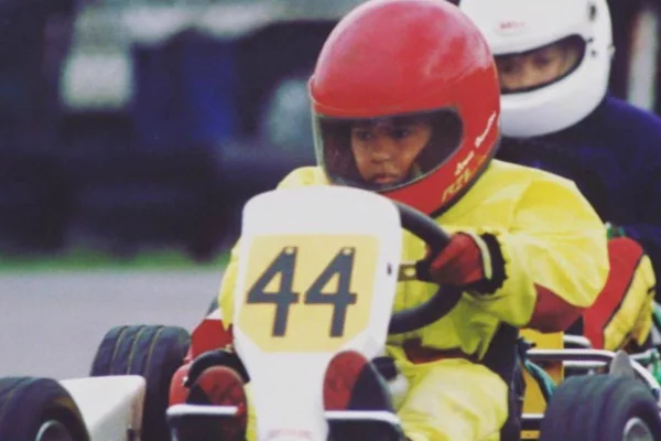 Imagem colorida de Lewis Hamilton de vermelho - Metrópoles