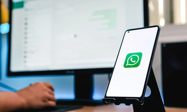 Imagem de celular aberto no WhatsApp - Metrópoles