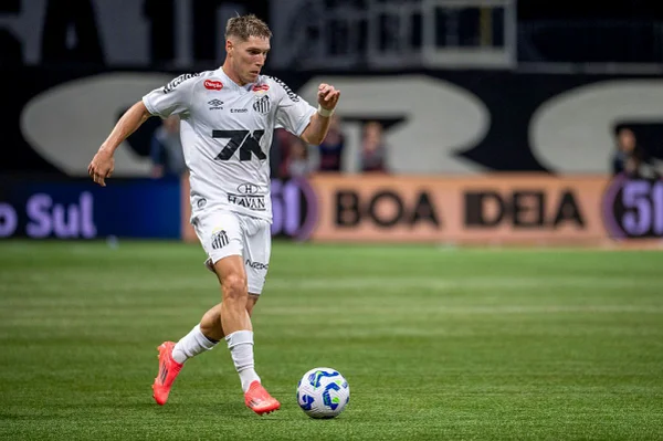 Foto colorida de Benjamín Rollheiser, jogador do Santos - Metrópoles