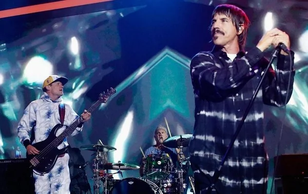 Baterista do Red Hot Chili Peppers sai do palco ao se irritar com fã
