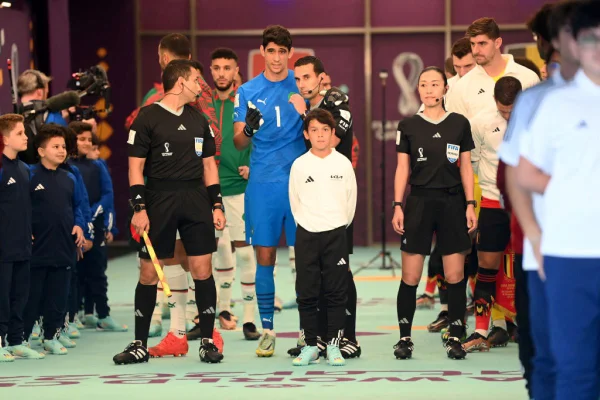 Goleiro de Marrocos e arbitragem da partida entre Marrocos e Bélgica - Metrópoles