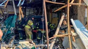 Equipes de resgate atuam após um ataque russo à localidade de Pecheniguy