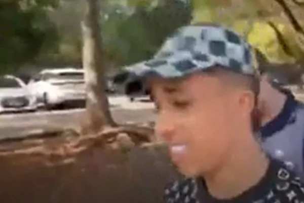 Imagem coloria de Nino Abravanel sorridente. Metrópoles