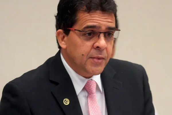 Em protesto contra impeachment, Ricardo Vale falta a evento da OAB