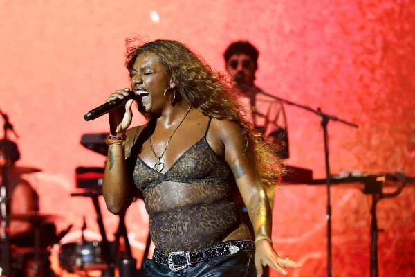 Liniker no palco em show de encerramento da 2ª edição do Festival Estilo Brasil