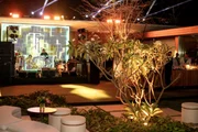 Palco e pista de dança prontos para os convidados