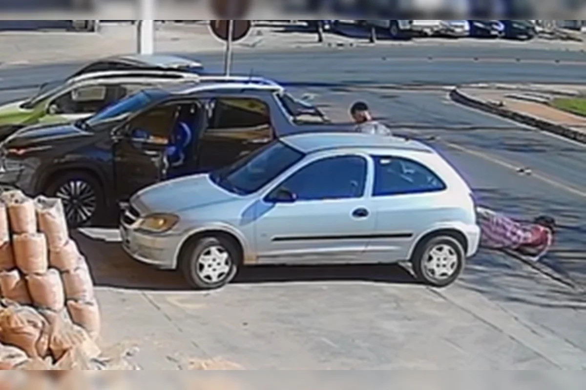 A vítima, uma mulher, foi surpreendida e agredida por criminosos em frente a um estabelecimento comercial de Vicente Pires A vítima, uma mulher, foi surpreendida e agredida por criminosos em frente a um estabelecimento comercial de Vicente Pires