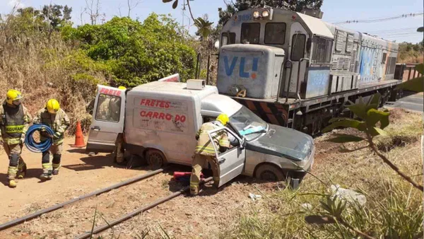 Simulação de colisão entre trem e carro
