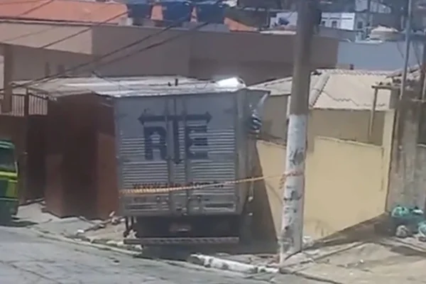 Caminhão que invadiu casa na zona leste de São Paulo. - Metrópoles