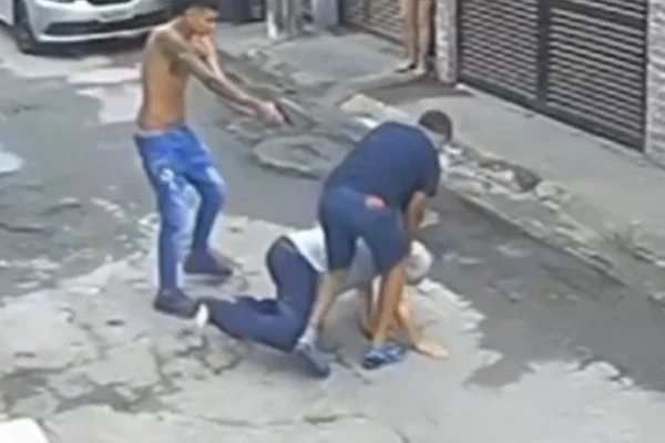 Imagem colorida de suspeitos agredindo idoso no litoral. Metrópoles