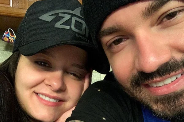 Maiara grávida? Cantora posa com a mão na barriga ao lado de Fernando