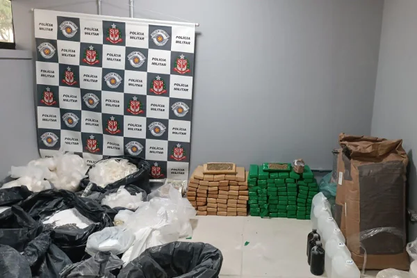 Imagem colorida mostra drogas apreendidas pela Polícia Militar (PM) na comunidade de Paraisópolis, zona sul de São Paulo - Metrópoles