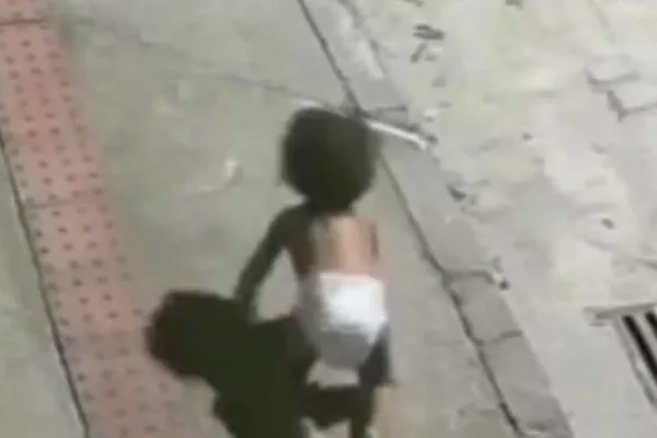 Imagem colorida de bebê de aproximadamente um ano