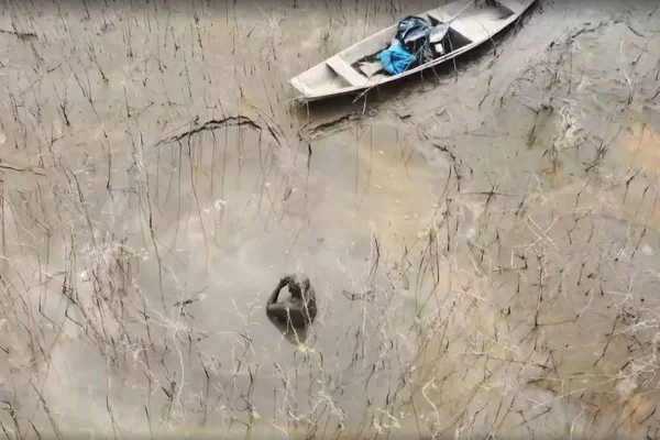 Imagem colorida de barco atolado no Rio Solimões