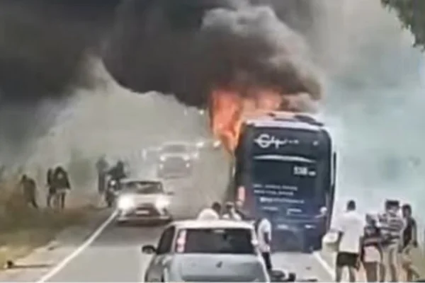 Ônibus fica em chamas, após colisão com motocicleta