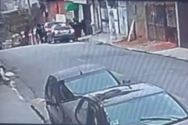 Imagem colorida mostra criminosos trocando de carro. Metrópoles