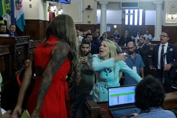 Foto colorida de bate boca entre vereadoras Benny Briolly (Psol-RJ) e Fernanda Louback (PL-RJ) - Metrópoles