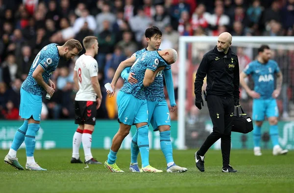 Foto do jogador Richarlison chorando enquanto sai de campo durante jogo do Tottenham contra o Southampton