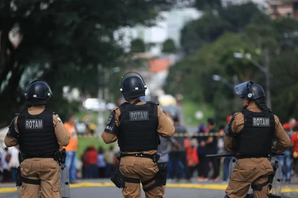 PM monta operação de guerra para proteger prédio da PF em Curitiba